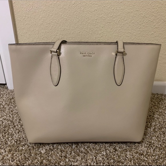 kate spade purse🤍 - Picture 1 of 8